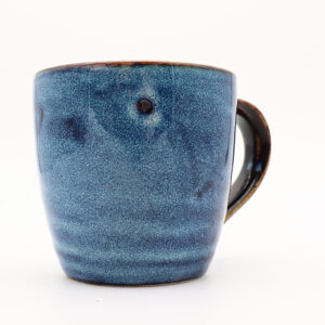 Blauer Keramikkaffeetasse ohne Inhalt