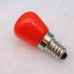 Glühbirne auf Häufchen aus Salz liegend in Nahaufnahme