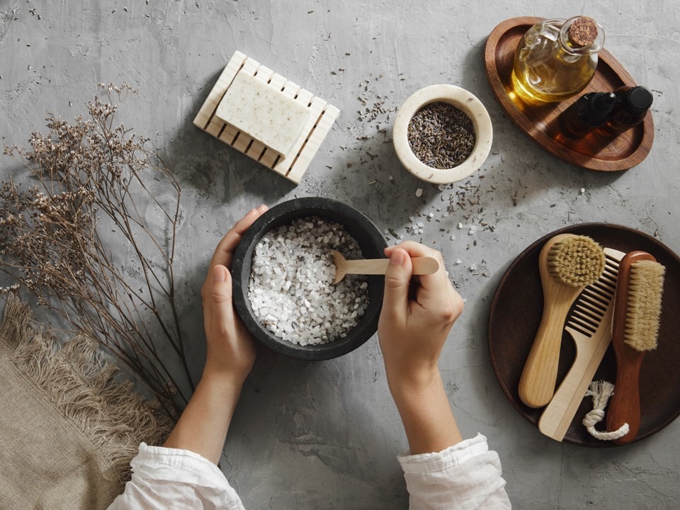Folie1 Woman making homemade bath salt with lavender