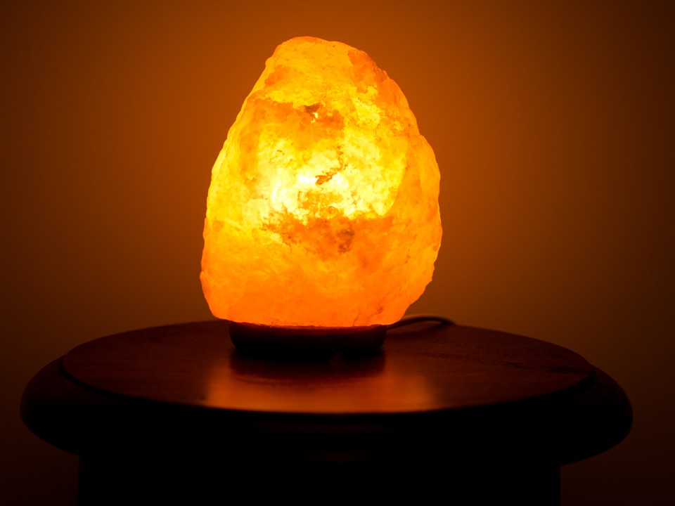 Folie2 Salzlampe in leuchtendem Orange mit dunklem Hintergrund