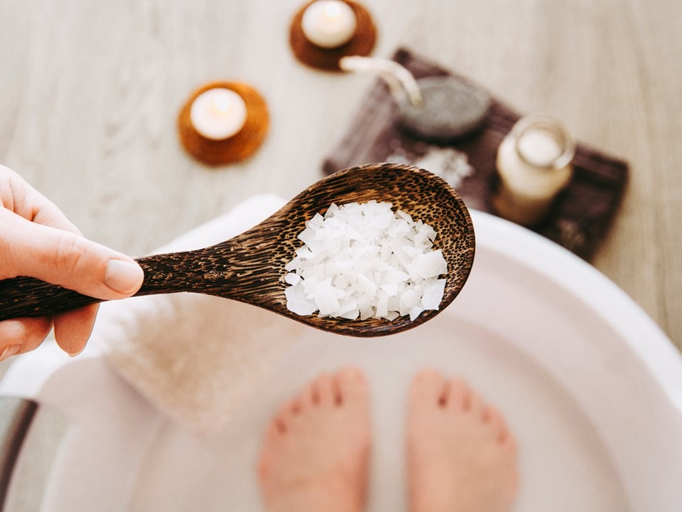 Folie4 Adding Magnesium Chloride vitamin salt in foot bath water, solution. Magnesium grains in foot bath water are ideal for replenishing the body with this essential mineral, promoting overall wellbeing.