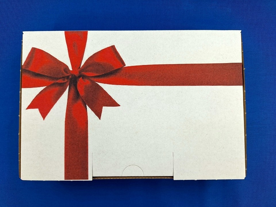 Folie6 Geschenkbox vor blauem Hintergrund