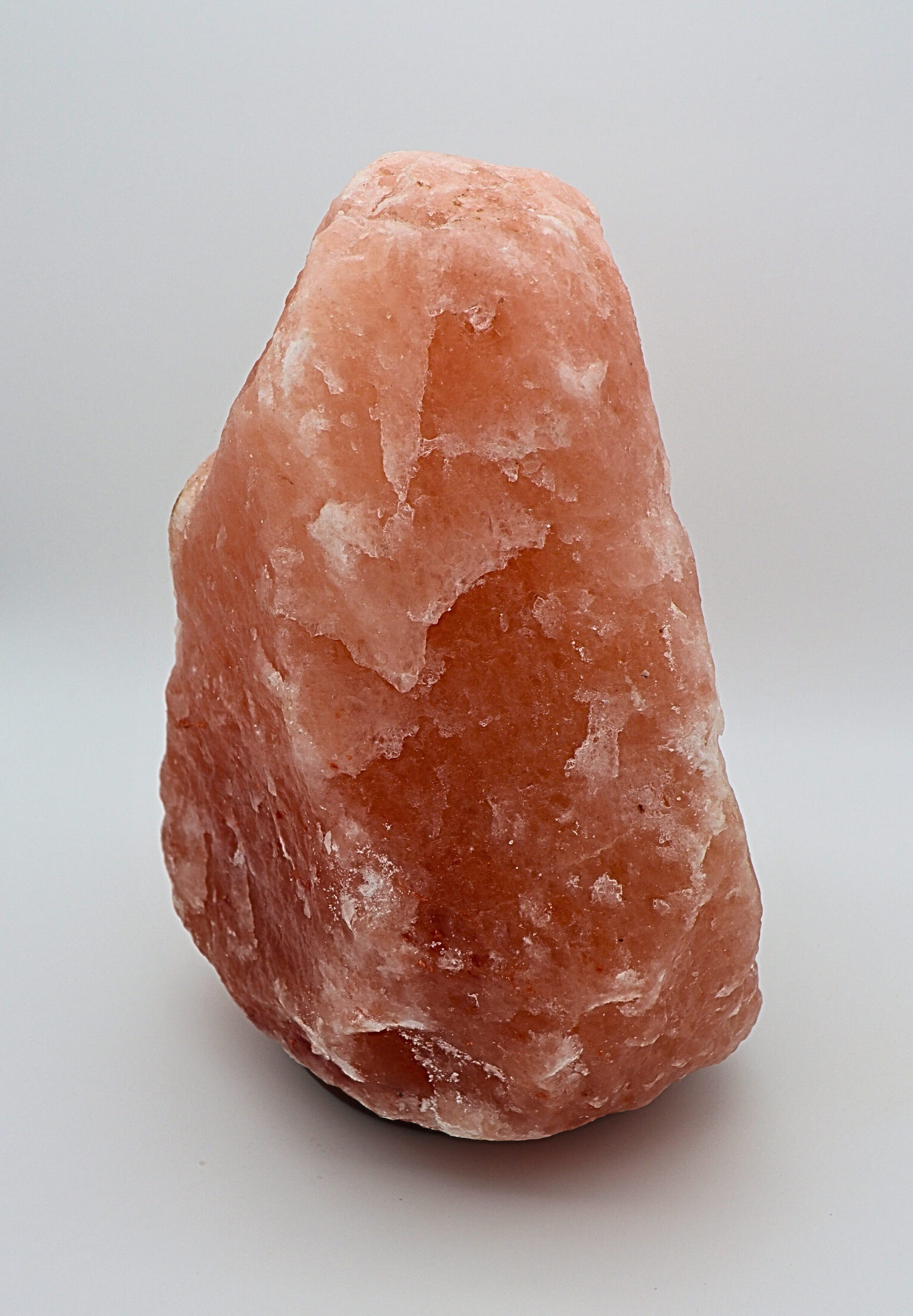 Salzlampe a salt lamp on a white surface