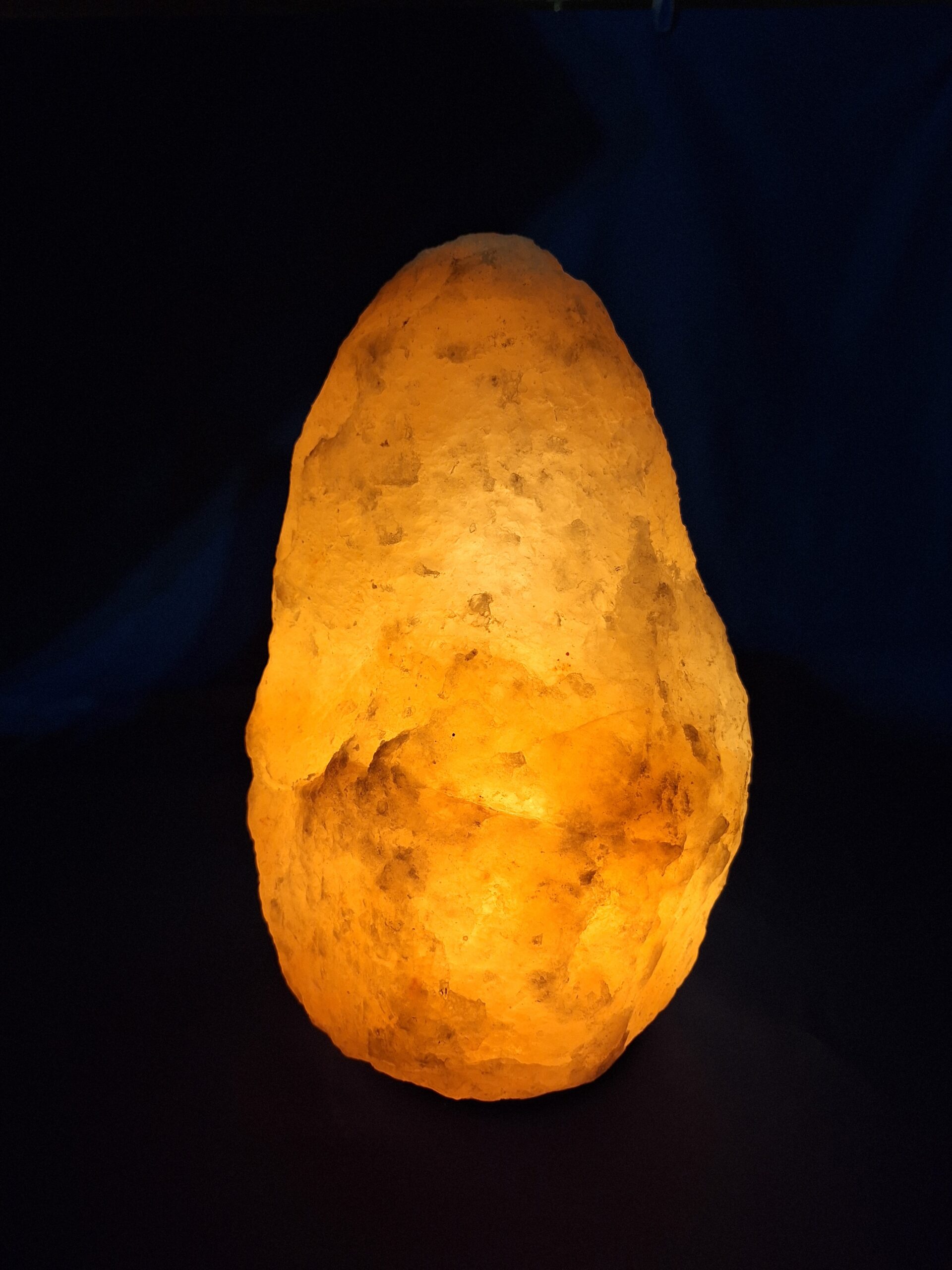 Salzlampe a rock shaped object with a light shining on