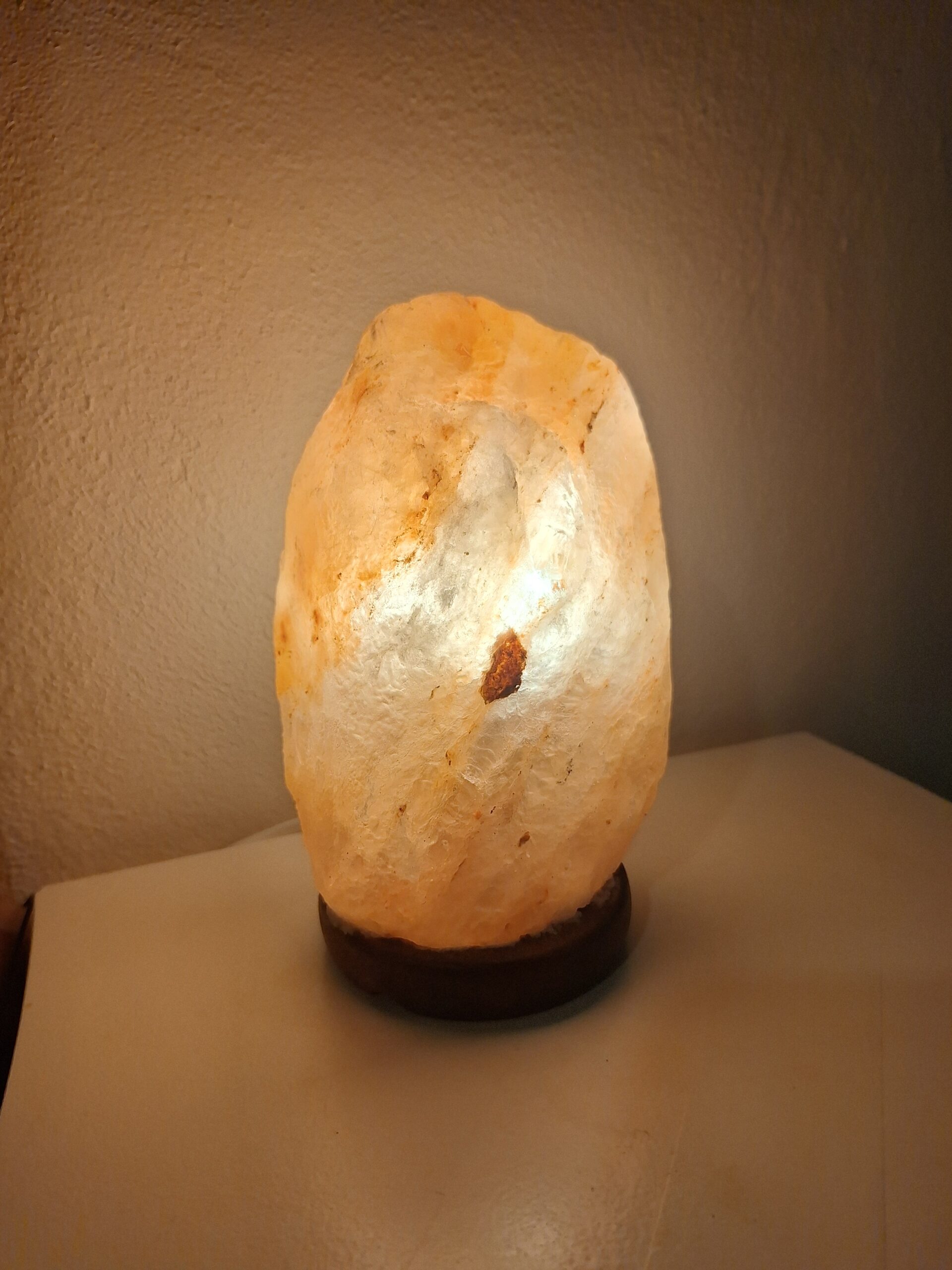Salzlampe a salt lamp on a table