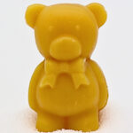 Gelber Bär als Honigseife auf Salz stehend