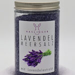 Lavendelmeersalz in Plastikbehälter mit Etikett