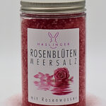 Rosenblütenmeersalz in Plastikbehälter mit Etikett