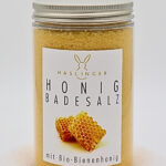 Honigbadesalz in Plastikbehälter mit Etikett