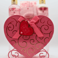 Geschenkset „from my heart to yours“ Rosafarbenes Metallgestell in Herzform als Behältnis für drei Packungaeinheiten Pflegeprodukte