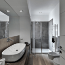 Badezimmer mit Badewanne, Dusche und WC