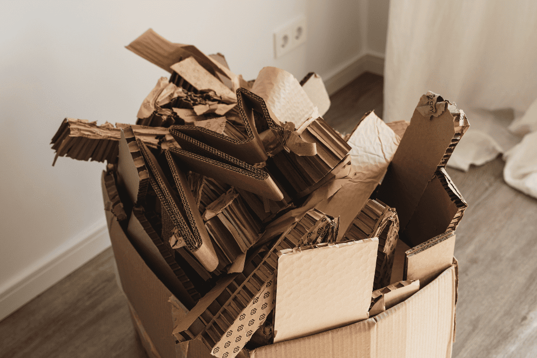 Zweite Chance für den Karton: Wie der FloWü-Webshop durch Verpackungs-Upcycling Ressourcen schützt 1 Karton mit Altpapier im Rahmen Verpackungs-Upcycling