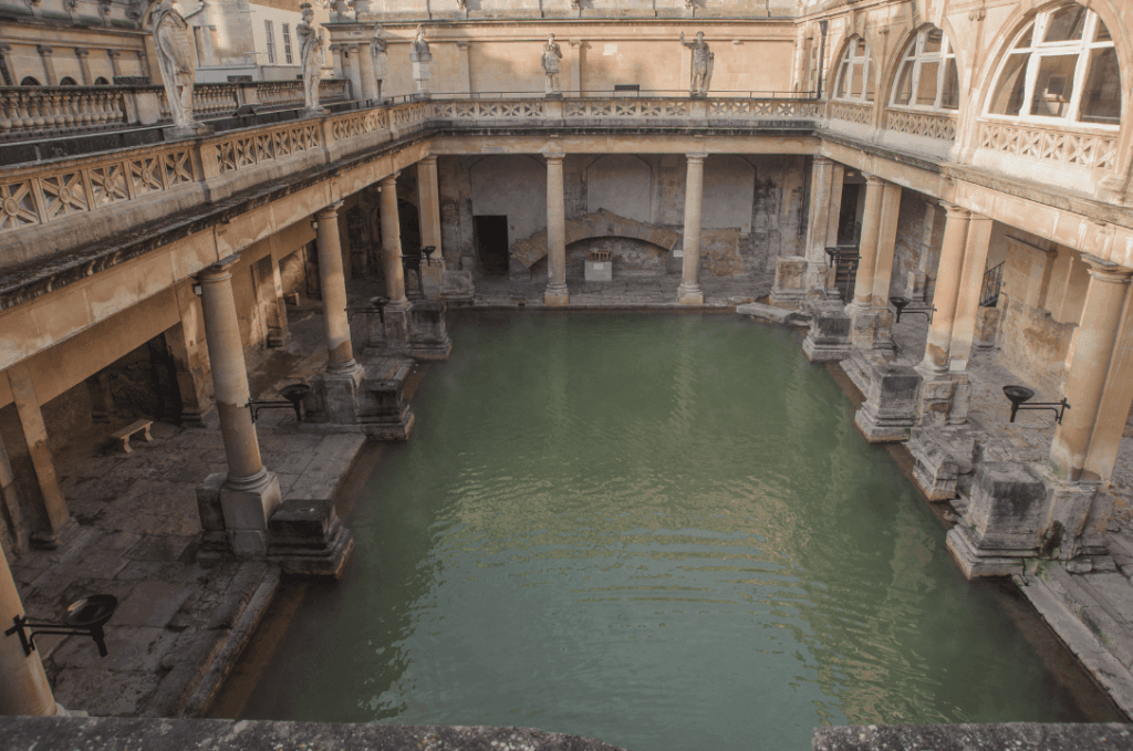 Geschichte des Badens und der Körperpflege – Eine Reise von der Antike bis zur modernen Wellness-Kultur durch 5.000 Jahre Kulturgeschichte 5 Große Bad, antike Umkleidekabinen und den Tempel der Göttin Sulis Minerva