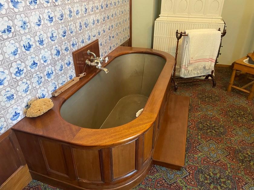 Geschichte des Badens und der Körperpflege – Eine Reise von der Antike bis zur modernen Wellness-Kultur durch 5.000 Jahre Kulturgeschichte 8 Mit Holz verkleidete Badewanne aus Metall