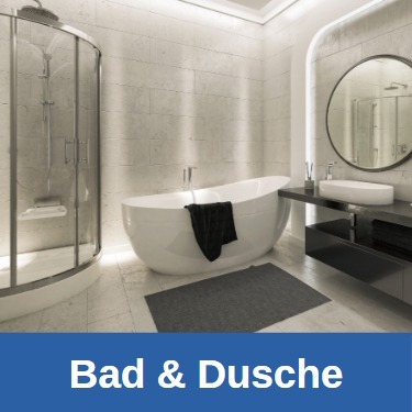 Dusche neben mittiger Badewann und Waschbecken mit Schpiegel rechts