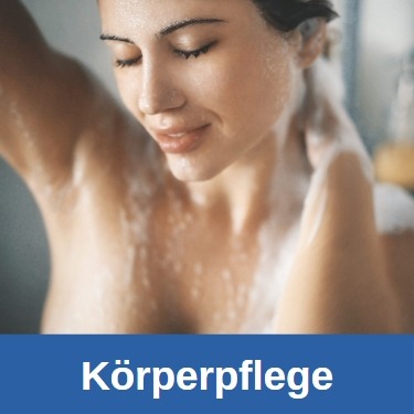 Frau beim Auftragen von Flüssigseife