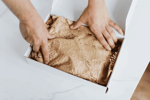 Zweite Chance für den Karton: Wie der FloWü-Webshop durch Verpackungs-Upcycling Ressourcen schützt 4 Verpacken